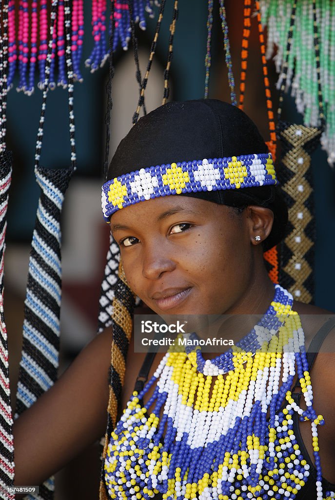 Молодые и привлекательные Зулус девочка, Южная Африка - Стоковые фото 18-19 лет роялти-фри