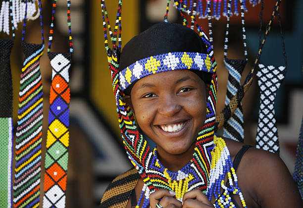 jolie fille de perles de culture zoulou - south africa africa zulu african culture photos et images de collection