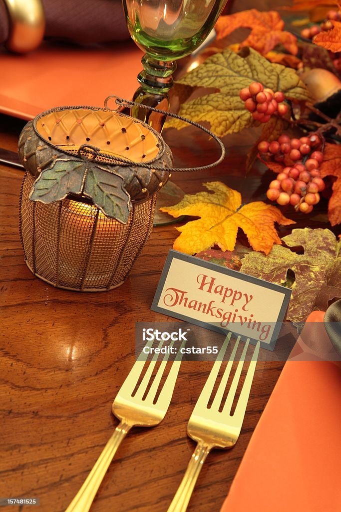 Праздник: День благодарения таблице с Форкс, падение листьев и свеча - Стоковые фото Без людей роялти-фри