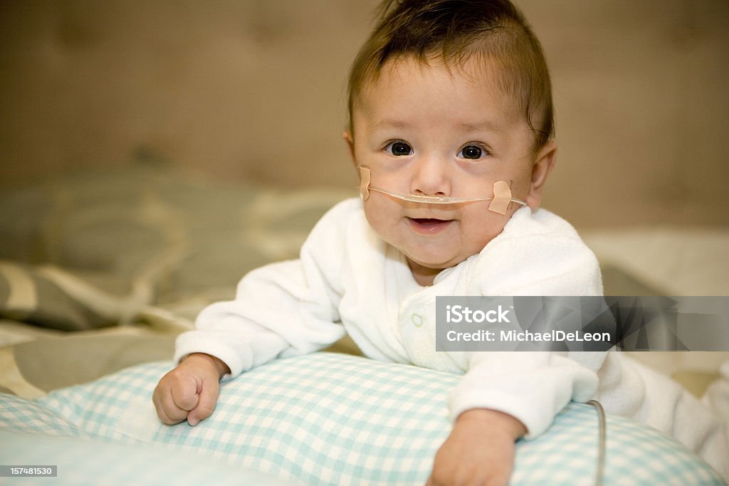 Ragazzo neonato prematuro - Foto stock royalty-free di Tubo dell'ossigeno