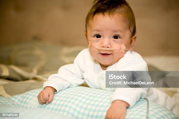 Prematuro Bebé Menino - Fotografias de stock e mais imagens de Tubo de Oxigénio - Tubo de Oxigénio, Prematuro, Bebé
