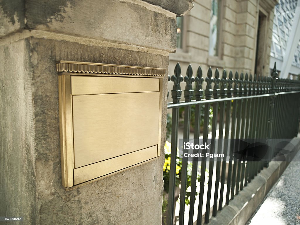 Placca bianca su un'importante edificio - Foto stock royalty-free di Dorato - Colore descrittivo
