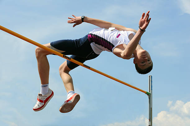 atleta de salto - salto de altura fotografías e imágenes de stock