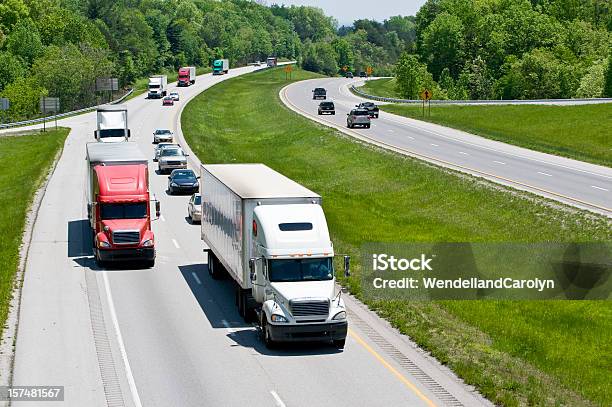 Busy Interstate Трафика — стоковые фотографии и другие картинки Вид спереди - Вид спереди, Тягач с полуприцепом, Автомобиль