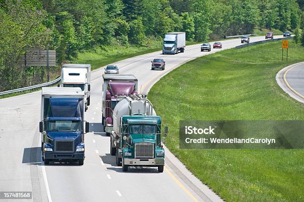 Intenso Tráfico En La Autopista Interestatal Foto de stock y más banco de imágenes de Aire libre - Aire libre, Autopista, Autopista interestatal