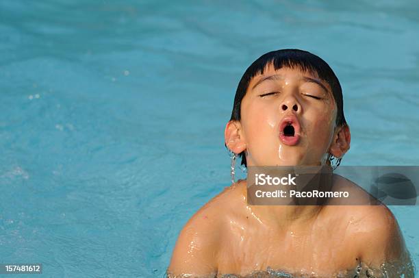 Boy Swimming Foto de stock y más banco de imágenes de Aspirar - Aspirar, Ejercicios de respiración, Natación