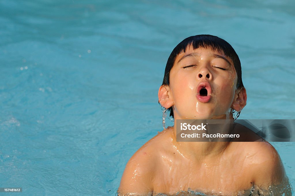 Мальчик плавательный - Стоковые фото Вдыхать роялти-фри
