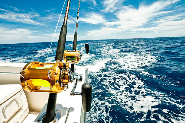 oceano su una barca da pesca sportiva sull'oceano - canna da pesca foto e immagini stock