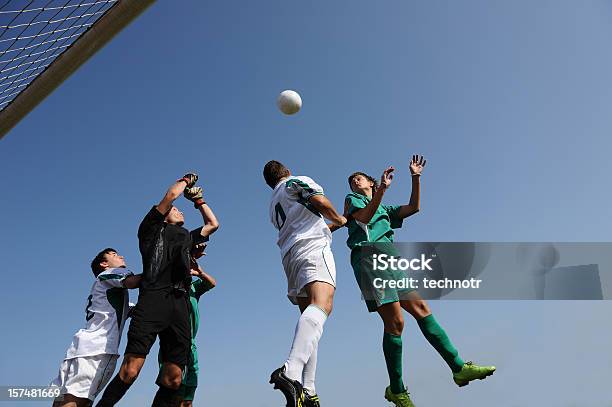 Lotta In Midair - Fotografie stock e altre immagini di Calcio - Sport - Calcio - Sport, Pallone da calcio, Colpire di testa