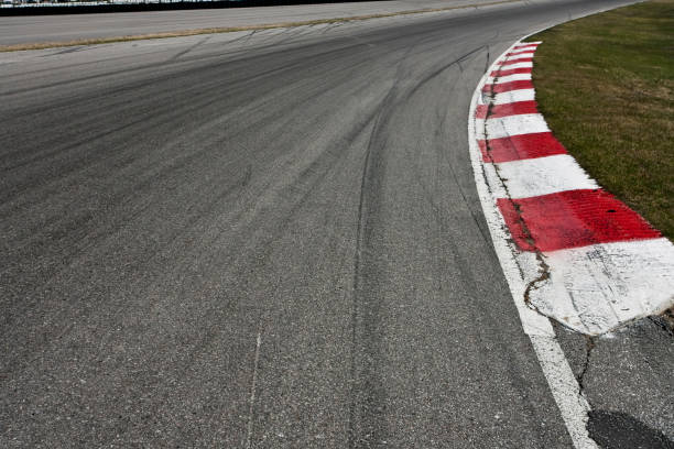 canto em uma pista de corrida de carro - skidding bend danger curve imagens e fotografias de stock