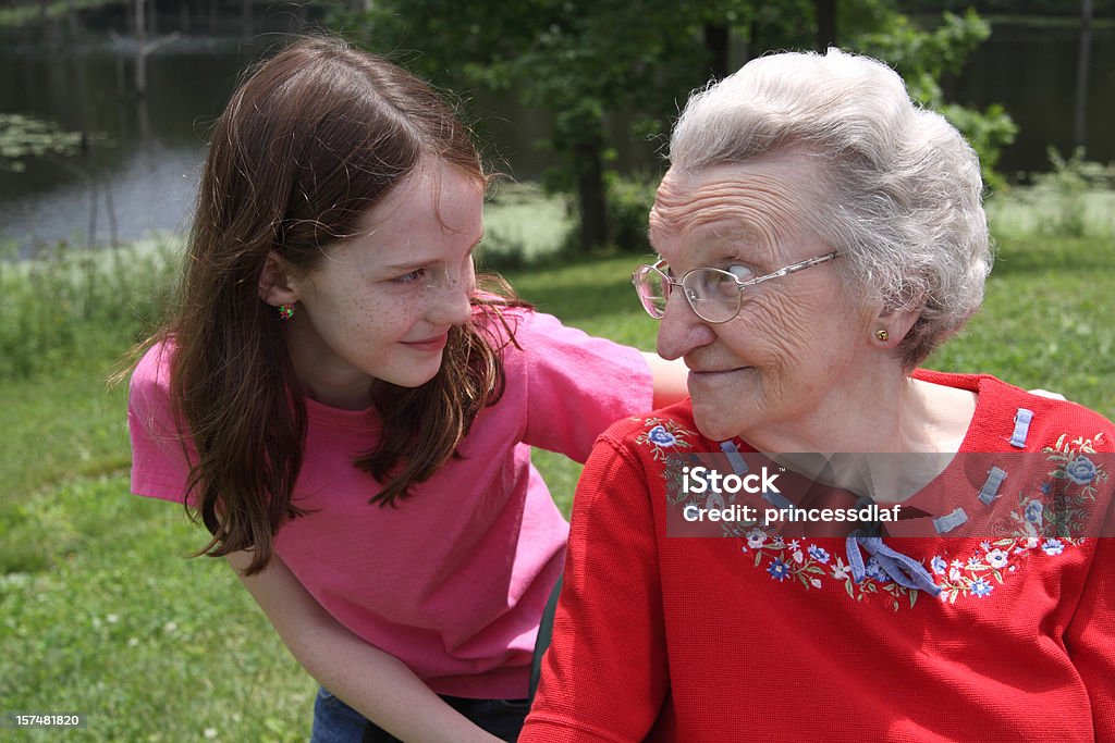 Ragazza e il suo grande Nonna - Foto stock royalty-free di 65-69 anni