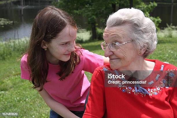 Ragazza E Il Suo Grande Nonna - Fotografie stock e altre immagini di 65-69 anni - 65-69 anni, 70-79 anni, 80-89 anni