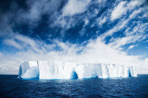 bellissimo iceberg antartide - rough antarctica wintry landscape south pole foto e immagini stock