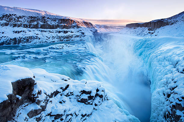 congelado cataratas de gullfoss na islândia no inverno ao pôr do sol - gullfoss falls imagens e fotografias de stock