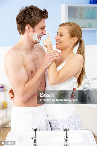 優しい若いカップルのバスルーム - きれいにするのストックフォトや画像を多数ご用意 - きれいにする, 毛を剃る, 男性