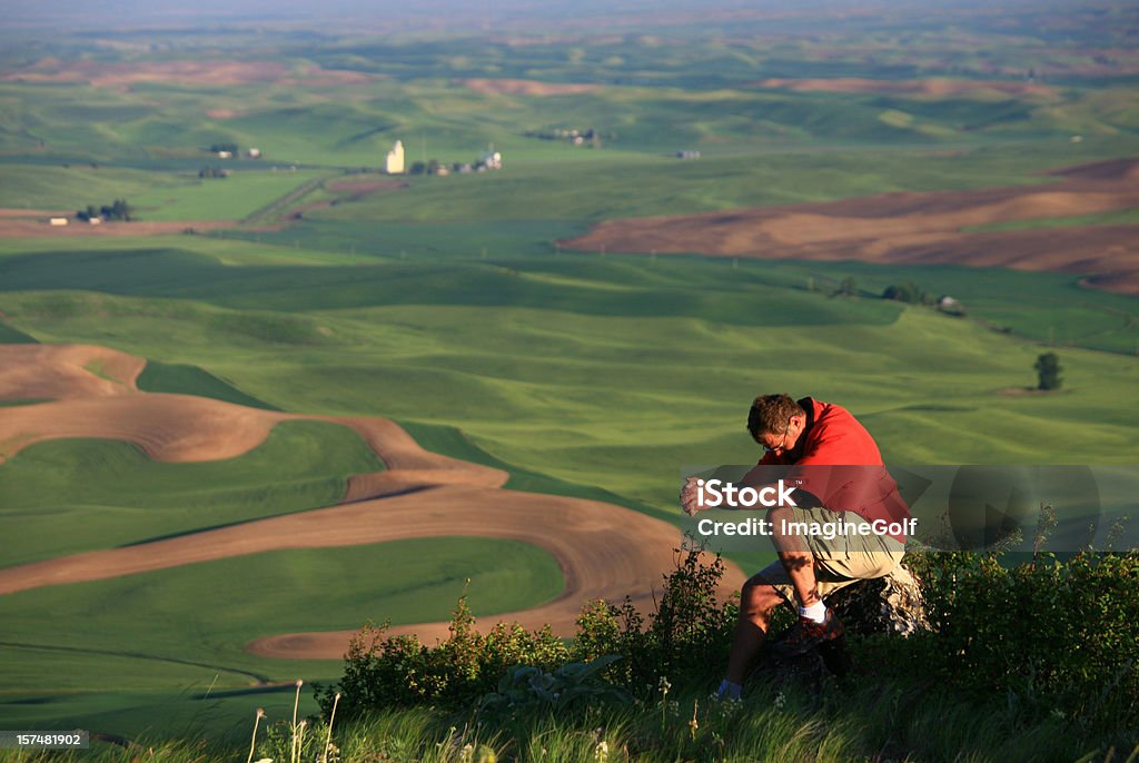 Homme prier sur une colline - Photo de Adulte libre de droits