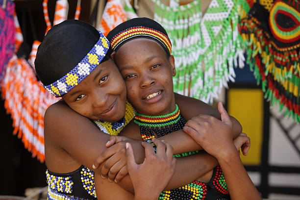 2 つの若い友人のズールー南アフリカ - south africa zulu bead african descent ストックフォト�と画像