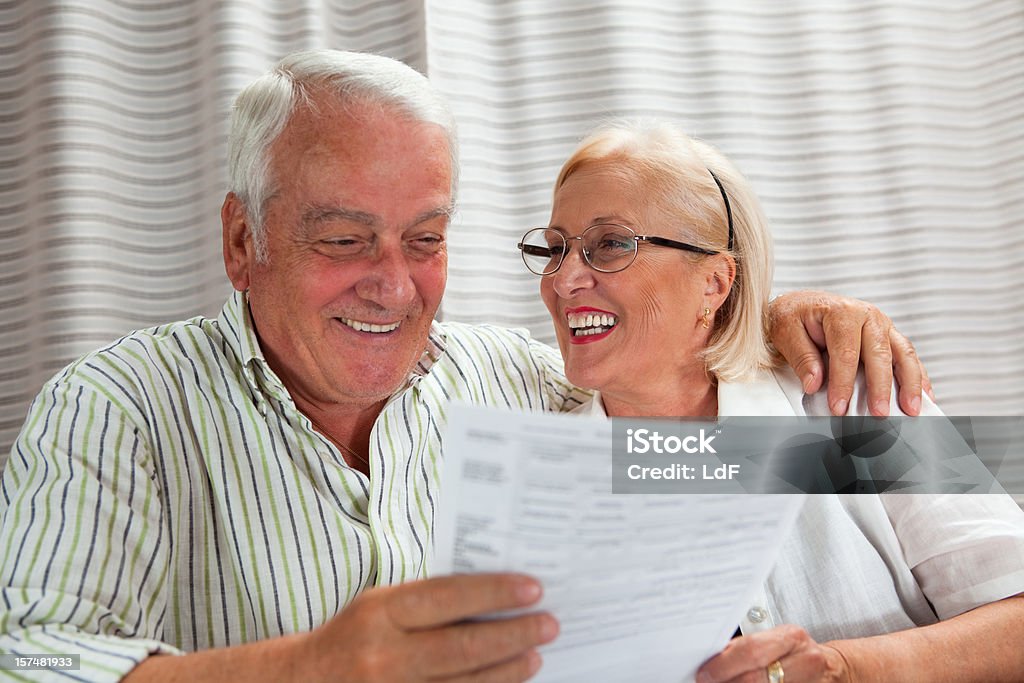 Senior Couple, lecture des documents - Photo de Adulte libre de droits