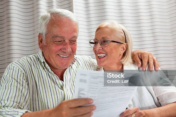 Casal Idoso A Ler Os Documentos - Fotografias de stock e mais imagens de 60-69 Anos - 60-69 Anos, Adulto, Alegria
