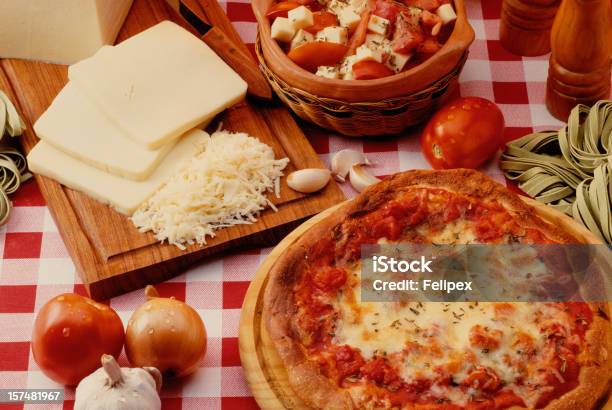 Mozzarella Pizza Foto de stock y más banco de imágenes de Ajo - Ajo, Alimento, Amarillo - Color