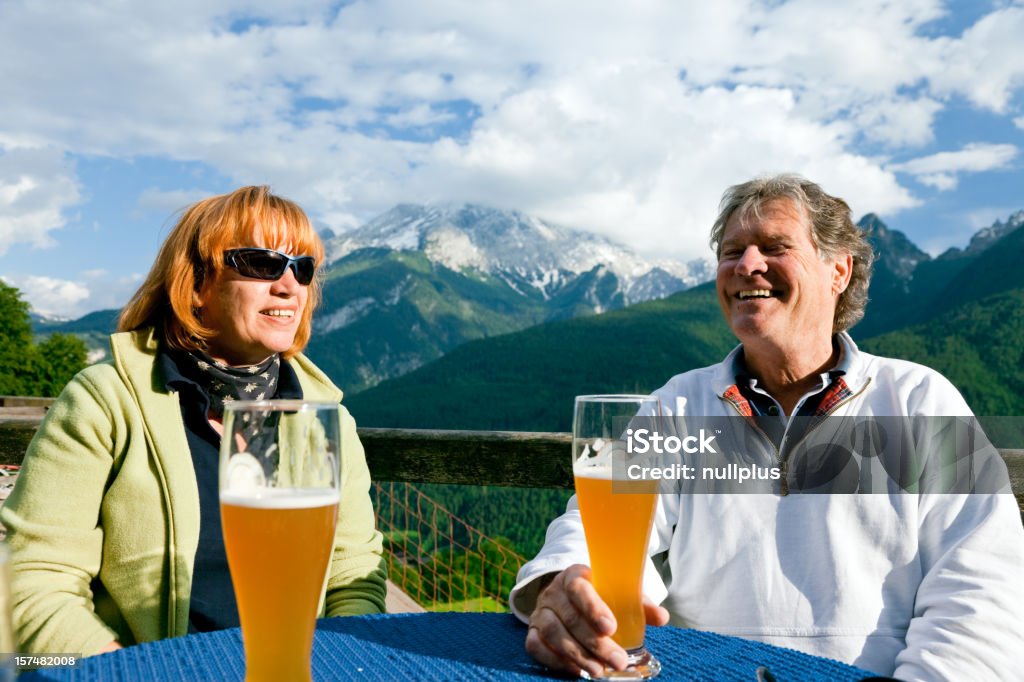 Senioren, die einen drink in der "alpine" - Lizenzfrei Bier Stock-Foto