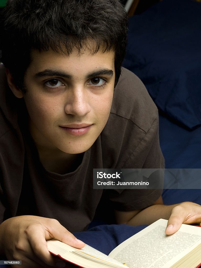 Adolescente leitura - Foto de stock de 16-17 Anos royalty-free