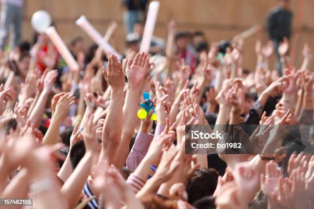 Manos Sobre El Festival De Música Foto de stock y más banco de imágenes de Concierto - Concierto, Multitud, Rezar