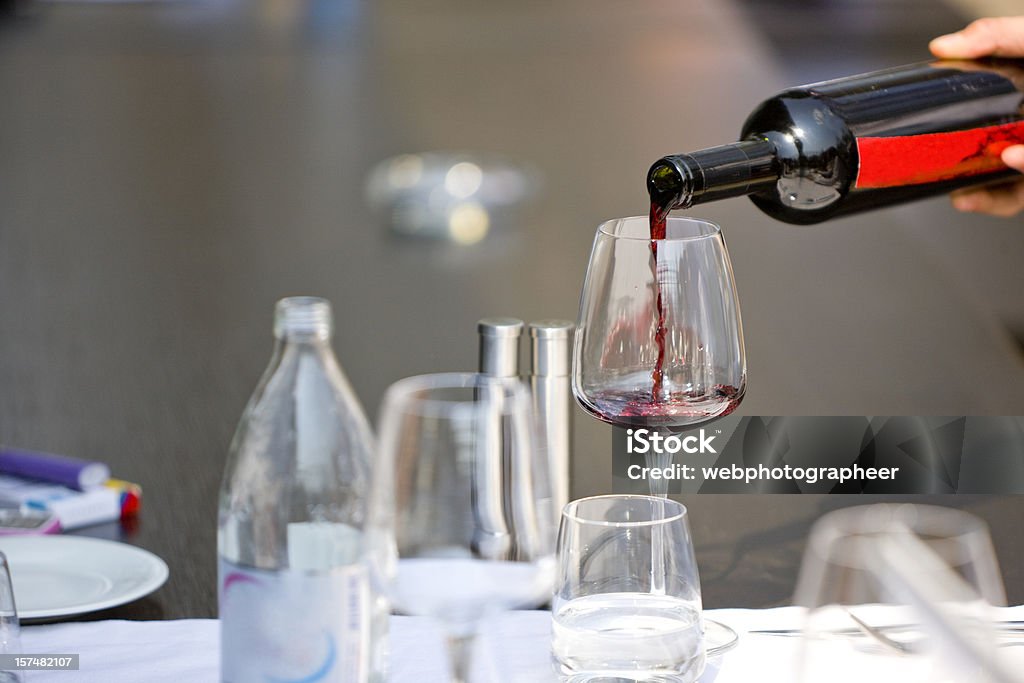 Verter vino - Foto de stock de Adulto libre de derechos