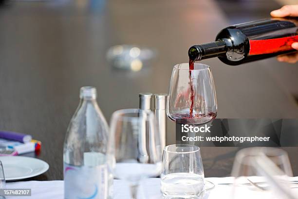 Verter Vino Foto de stock y más banco de imágenes de Adulto - Adulto, Agua, Bebida