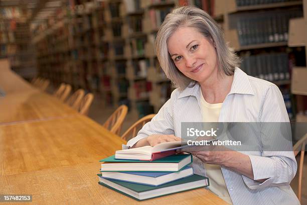 Mujer En La Biblioteca Serie Xxl Foto de stock y más banco de imágenes de Biblioteca - Biblioteca, Leer, Profesor