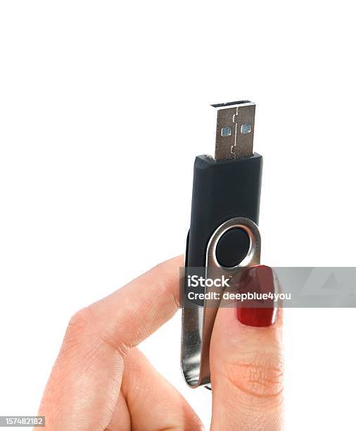 Kobieta Ręcznie Z Pamięci Flash Usb - zdjęcia stockowe i więcej obrazów Karta pamięci - Karta pamięci, Neutralne tło, Kabel USB