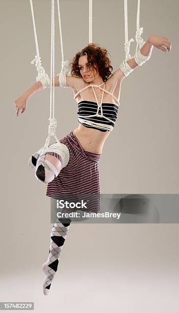 Marioneta De Moda Mujer Modelo Colgado Suspendido Desde Blanco Cuerdas Foto de stock y más banco de imágenes de Marioneta
