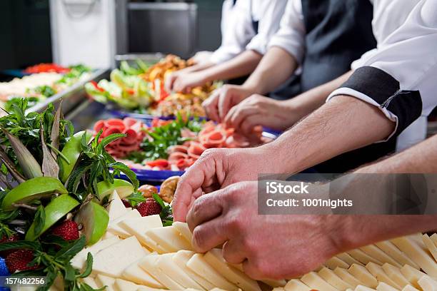 Preparación De Desayuno Foto de stock y más banco de imágenes de Restaurante - Restaurante, Alimento, Interior