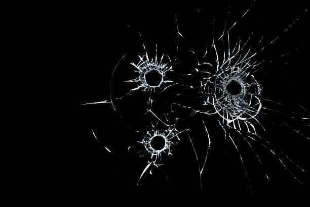 buraco de bala - bullet hole hole glass destruction - fotografias e filmes do acervo