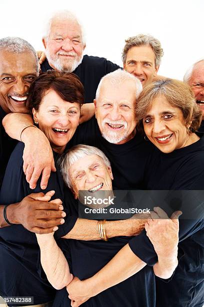 Gruppo Di Anziani In Piedi Su Bianco - Fotografie stock e altre immagini di Terza età - Terza età, Stili di vita, Gruppo multietnico