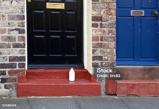 Milch Lieferung An Tür Stockfoto und mehr Bilder von Türschwelle - Türschwelle, Milch, Liefern