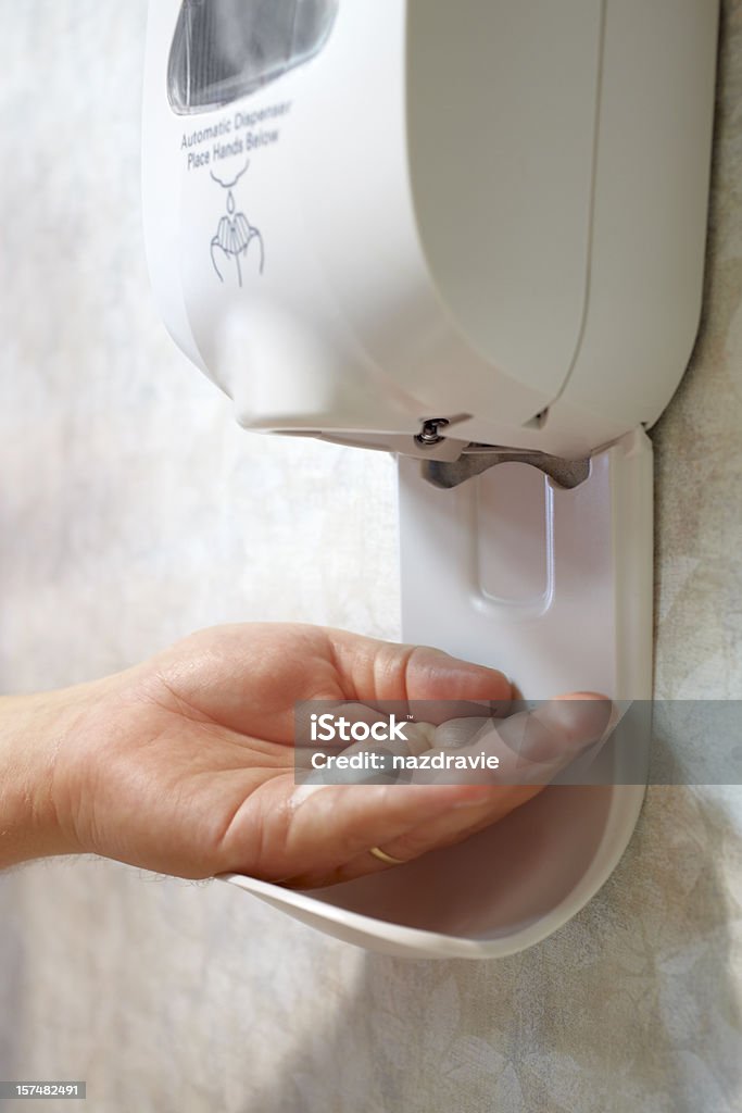 Automatyczny dozownik Sanitzer z mężczyzna ręce i mydłem - Zbiór zdjęć royalty-free (Dozownik do mydła)