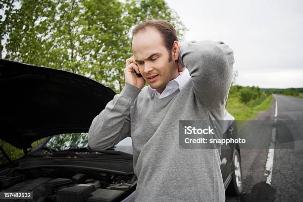 Suddivise In Auto Sul Lato Della Strada Con Uomo - Fotografie stock e altre immagini di Automobile - Automobile, Automobile in panne, Gente comune