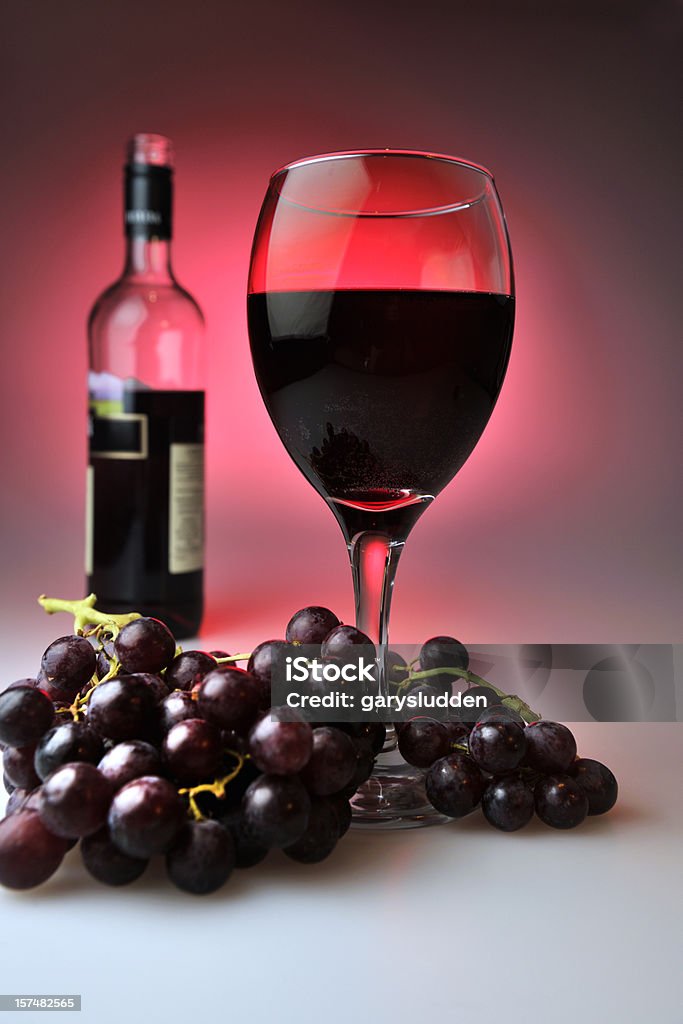 Vinho e uvas sobre Fundo vermelho - Royalty-free Fundo Colorido Foto de stock