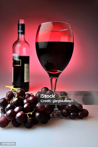 Vinho E Uvas Sobre Fundo Vermelho - Fotografias de stock e mais imagens de Fundo Colorido - Fundo Colorido, Vinho Tinto, Bebida