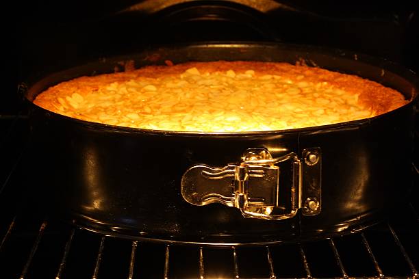 fazer uma tarte de maçã no forno fundo preto - crumpet imagens e fotografias de stock