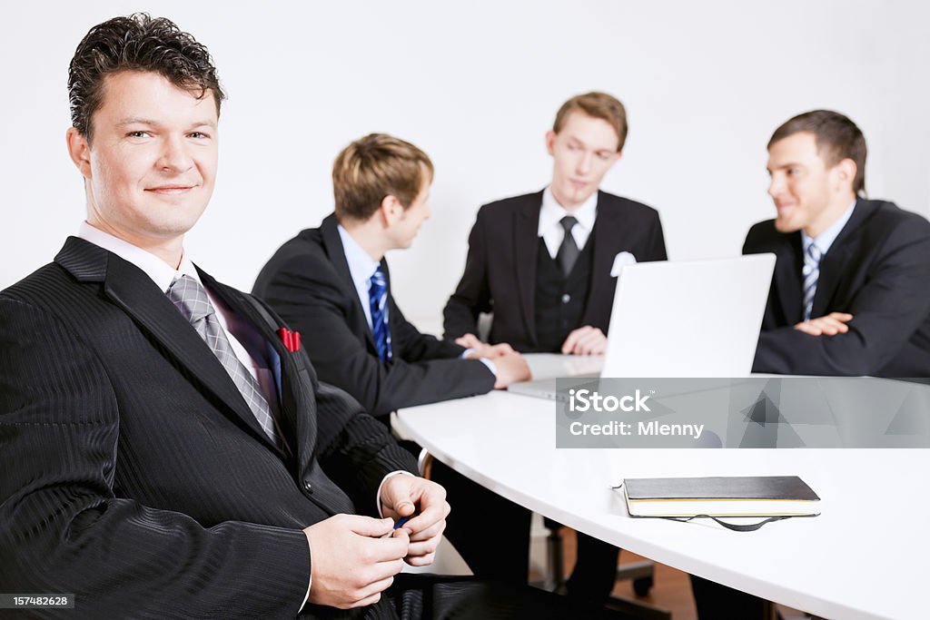 Lächelnd Geschäftsmann im Team-Meeting - Lizenzfrei Aktenordner Stock-Foto