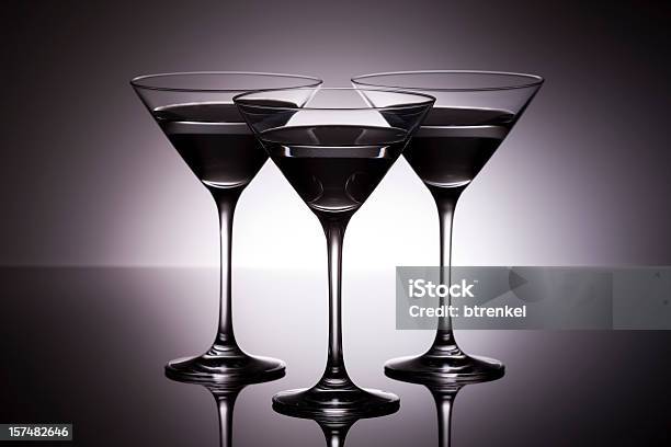 Cocktail Sobre Branco - Fotografias de stock e mais imagens de Cor preta - Cor preta, Martini, Bebida