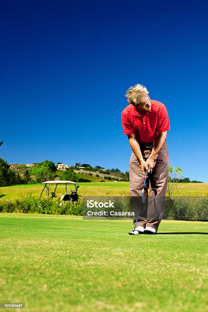 Golf sul verde mettendo - Foto stock royalty-free di 20-24 anni