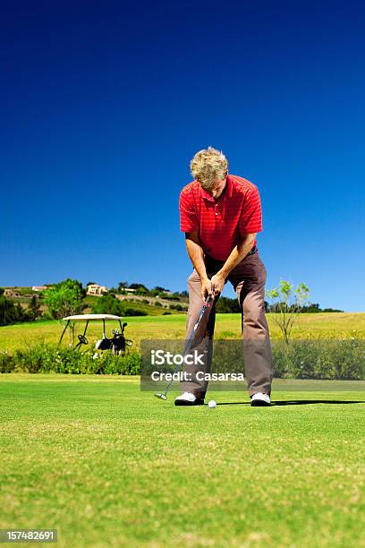 Golfista En Green De Putting Foto de stock y más banco de imágenes de 20-24 años - 20-24 años, Actividad, Actividades recreativas