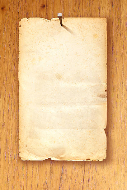 castanha em branco wanted-póster em inglês fixados com prego em fundo de madeira - wanted poster imagens e fotografias de stock