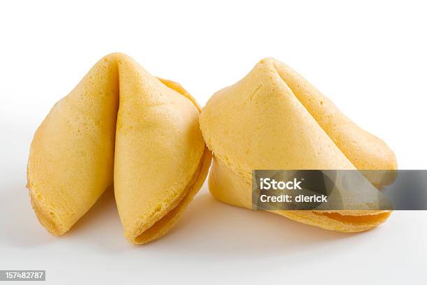 Photo libre de droit de Deux Chinois Fortune Cookies banque d'images et plus d'images libres de droit de Aliment - Aliment, Biscuit, Biscuit divinatoire
