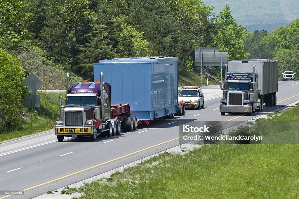 Enorme carga no tráfego na estrada rodovia - Royalty-free Ao Ar Livre Foto de stock