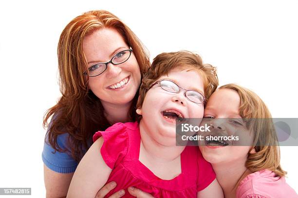 Mãe Feliz E Duas Filhasalegre - Fotografias de stock e mais imagens de Fundo Branco - Fundo Branco, Paralisia Cerebral, Irmã