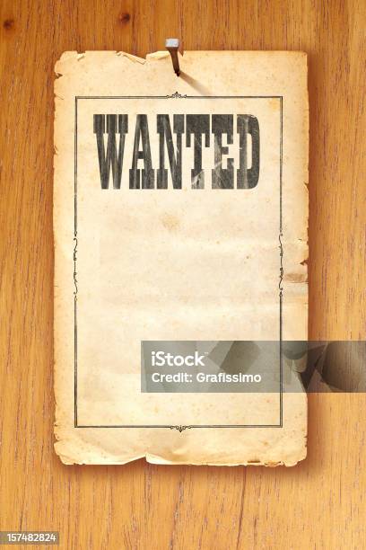 Marrone Antico Wanted Poster Fisso Con Manicure Su Sfondo In Legno - Fotografie stock e altre immagini di Wanted Poster - Segnale inglese